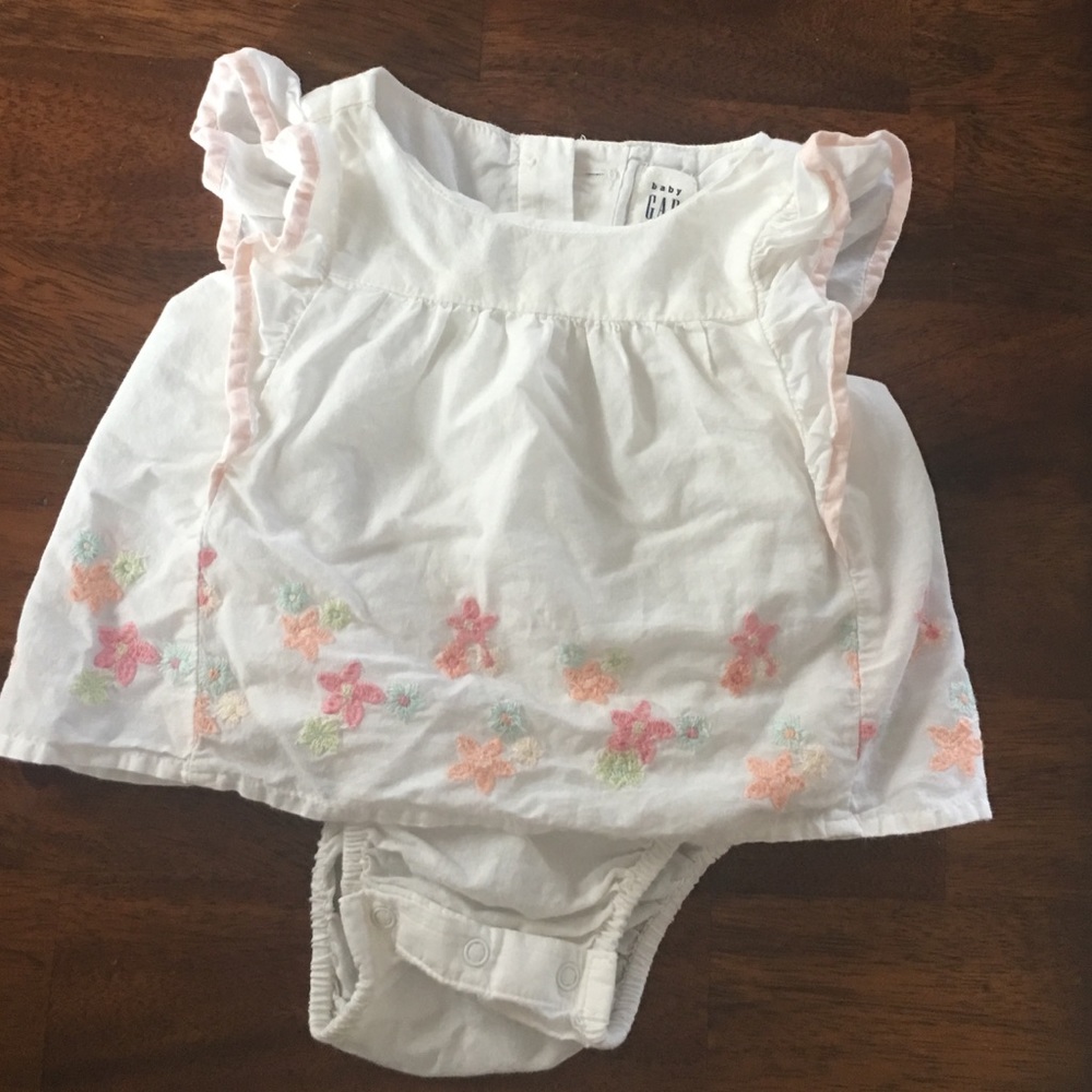 GAP Body Double (Onesie) White w/ Flowers